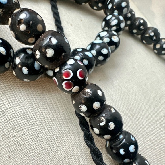 Authentic Venetian Skunk African Trading Beads, Rare Black & White, Strand of 48 - Picture 7 of 9